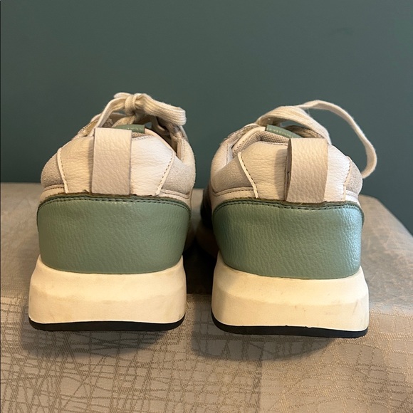 Fat Face sneakers/trainers  in very good condition . Size 41 - Picture 3 of 9